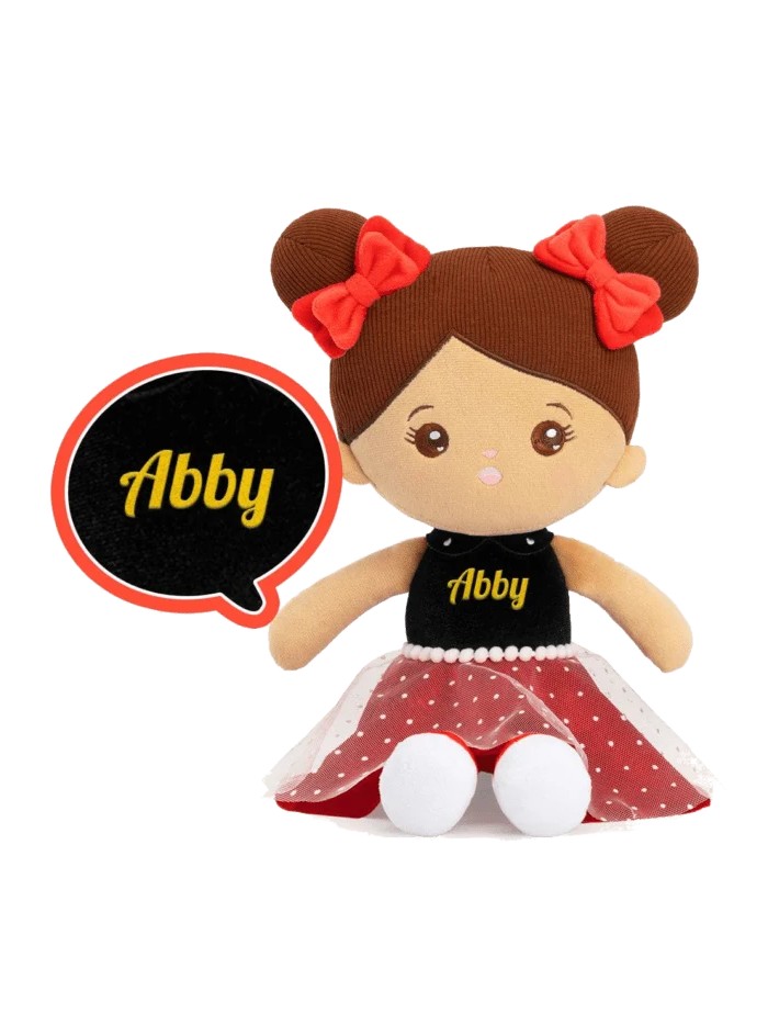 Abby knuffelpop met bruin haar en rood gestipte jurk